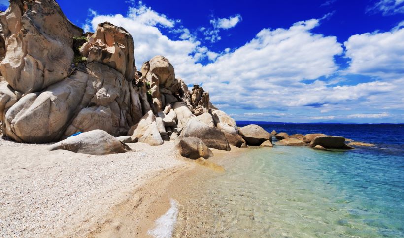 paradise-beach-with-rocks-in-the-water-in-halkidiki-of-macedonia